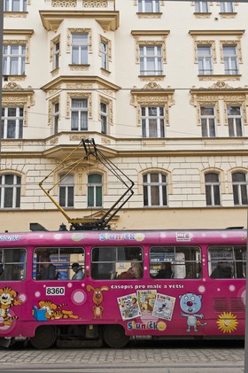 Tramway devant un immeuble art nouveau