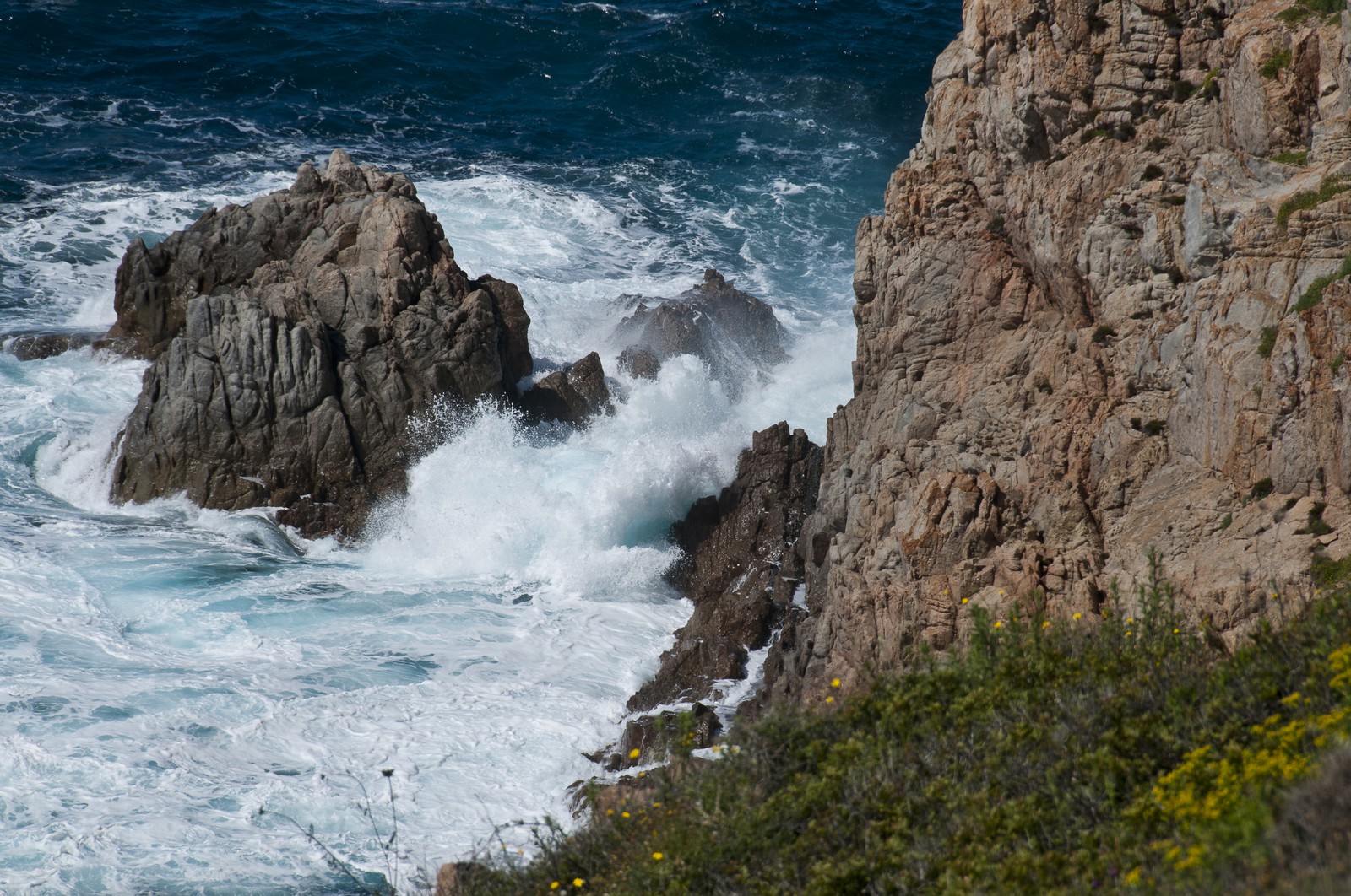 Vagues sur les rochers