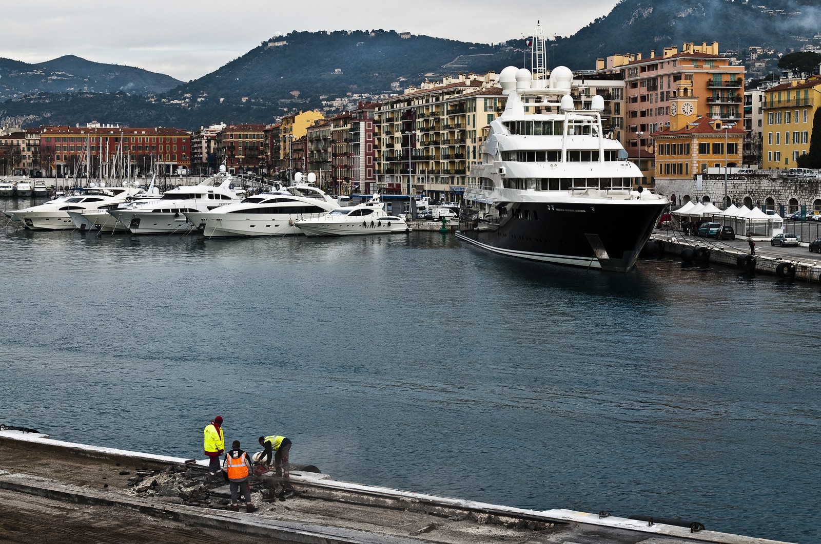 Yacht dans le port de Nice
