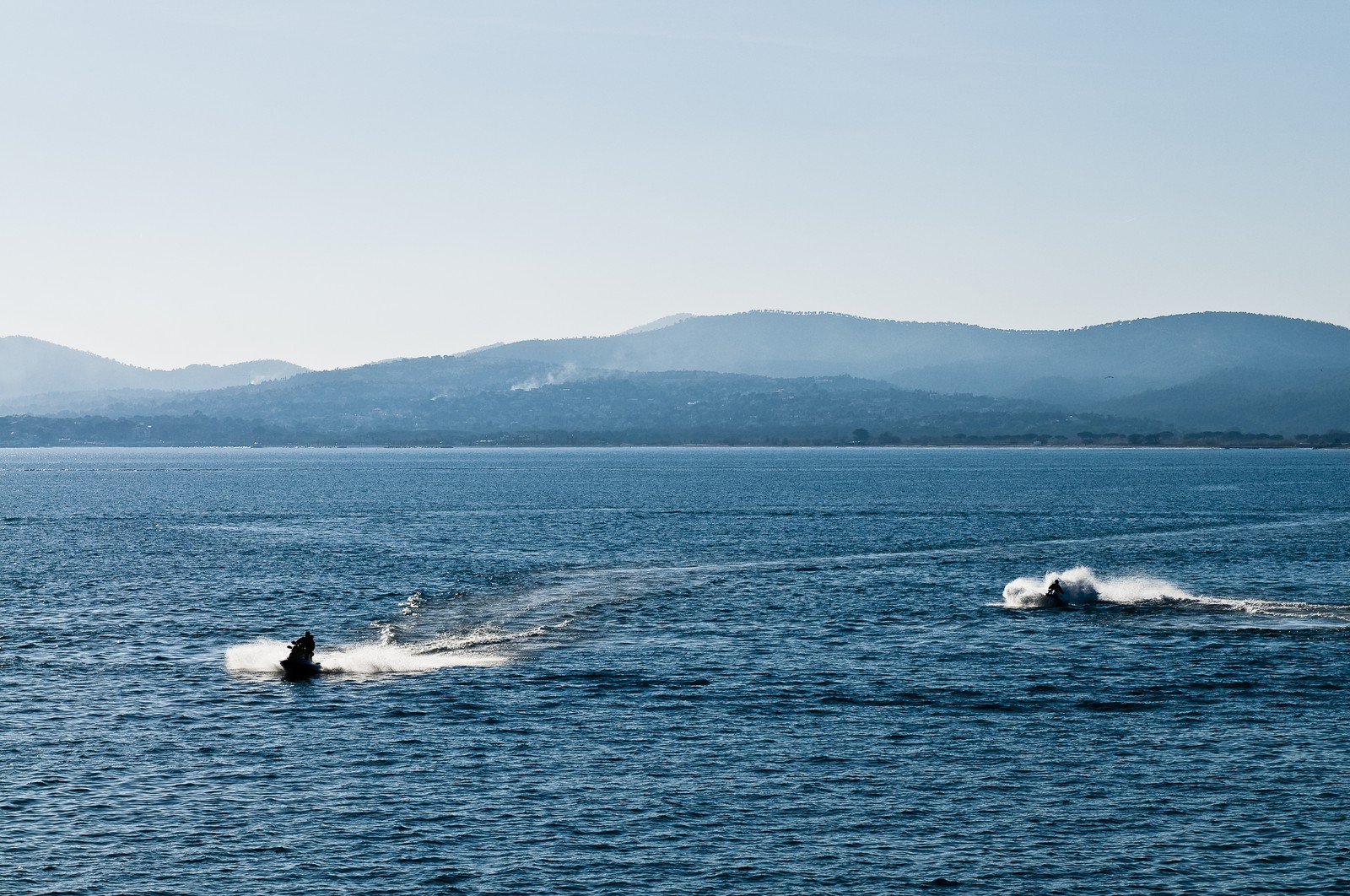 Jet-skis évoluant en rade de Saint-Tropez. A l'horizon, le massif des Maures.