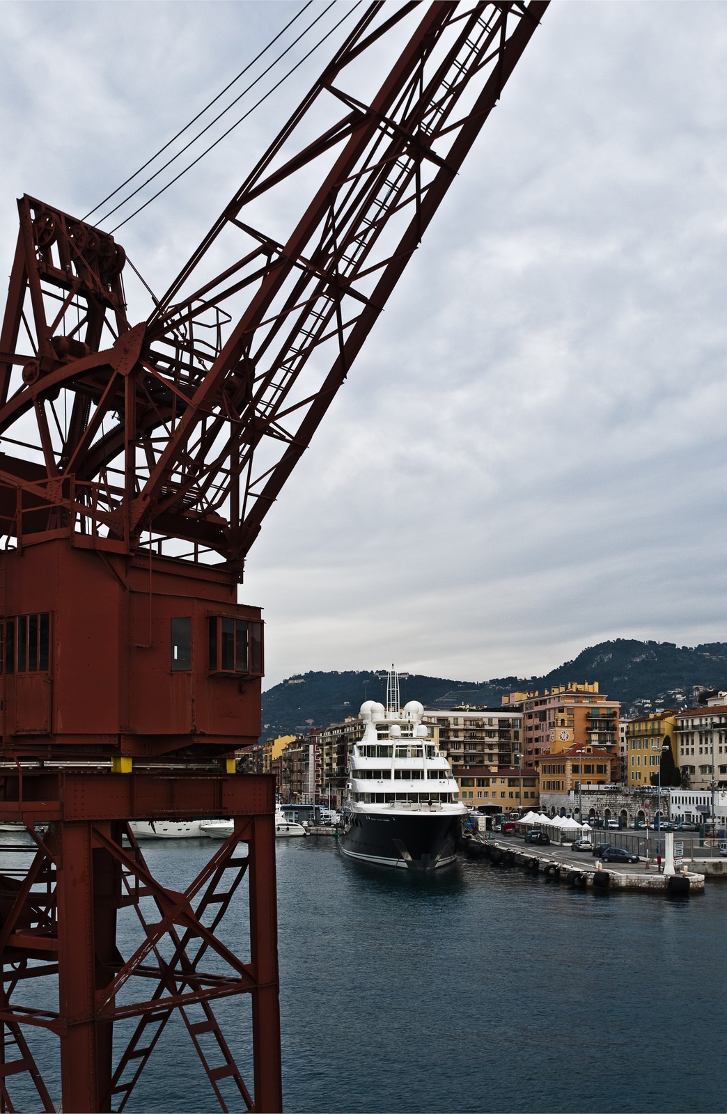 Yacht dans le port de Nice