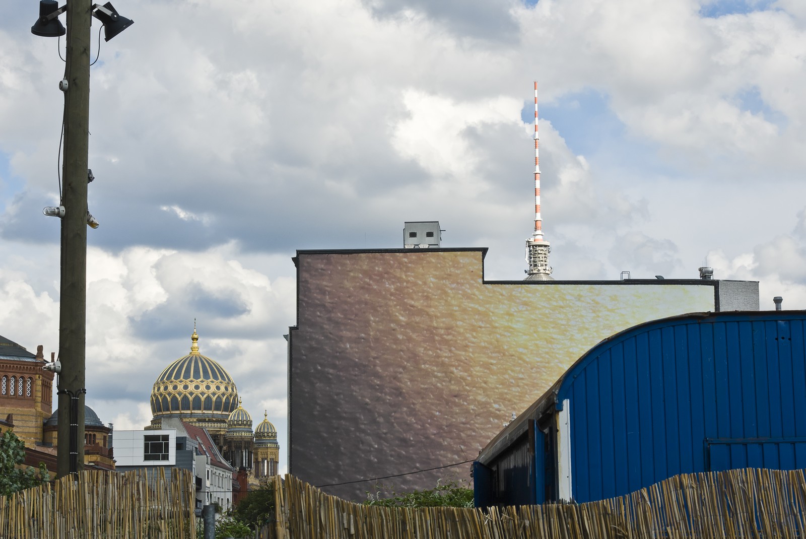 Dôme de la nouvelle synagogue (Neue Synagoge - milieu du XIXe siècle - 1866) vu depuis le Tacheles - Dome of the New Synagogue (Neue Synagoge - mid-nineteenth century - 1866) seen from the Tacheles